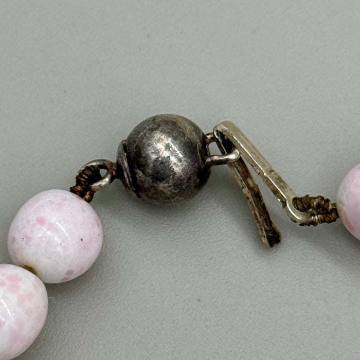 Collana pasta minerale rosa e chiusura in metallo bijoux Italia 1980 ca