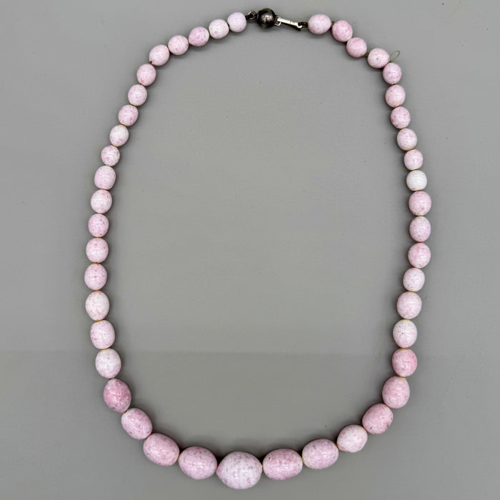Collana pasta minerale rosa e chiusura in metallo bijoux Italia 1980 ca