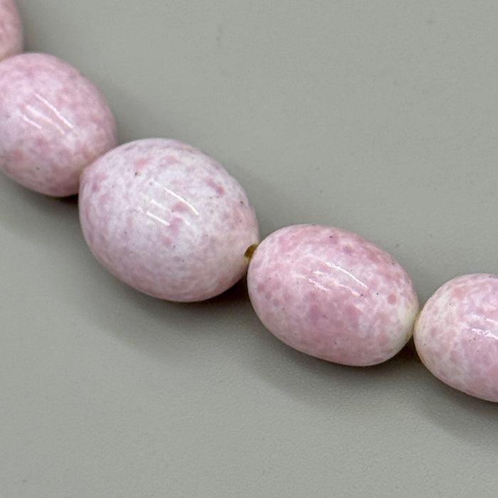 Collana pasta minerale rosa e chiusura in metallo bijoux Italia 1980 ca