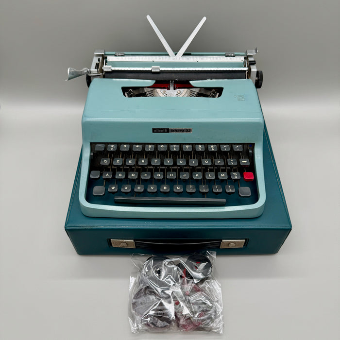 Olivetti Lettera 32 verde acqua macchina scrivere con custodia 1960 ca
