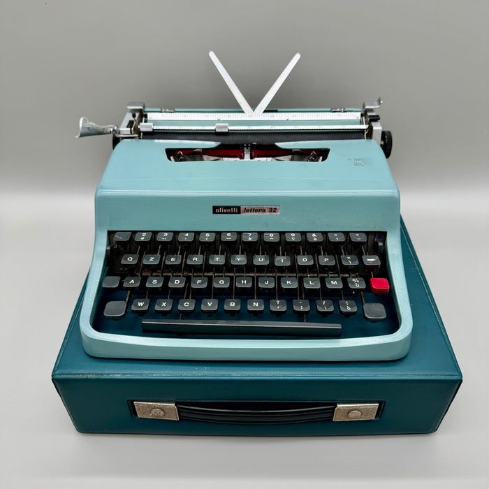 Olivetti Lettera 32 verde acqua macchina scrivere con custodia 1960 ca