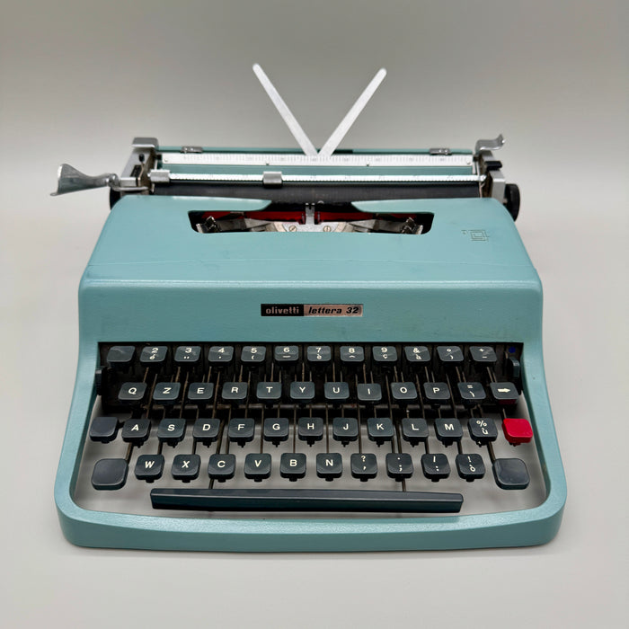Olivetti Lettera 32 verde acqua macchina scrivere con custodia 1960 ca