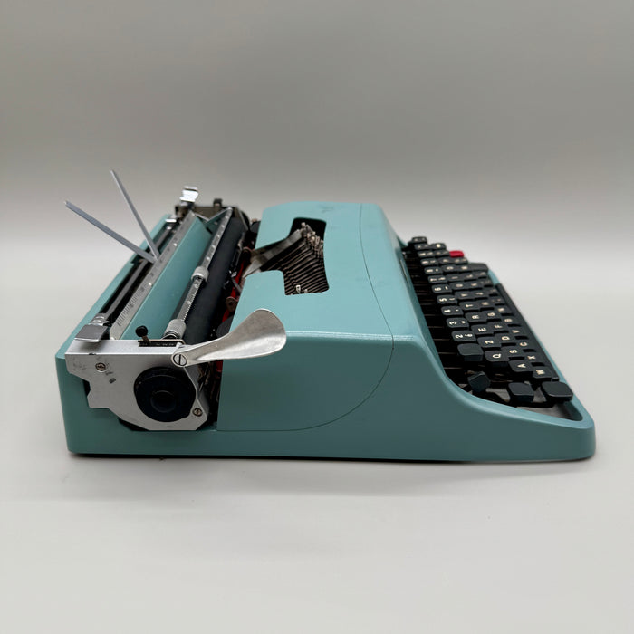Olivetti Lettera 32 verde acqua macchina scrivere con custodia 1960 ca