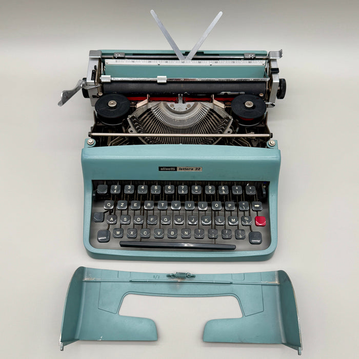 Olivetti Lettera 32 verde acqua macchina scrivere con custodia 1960 ca