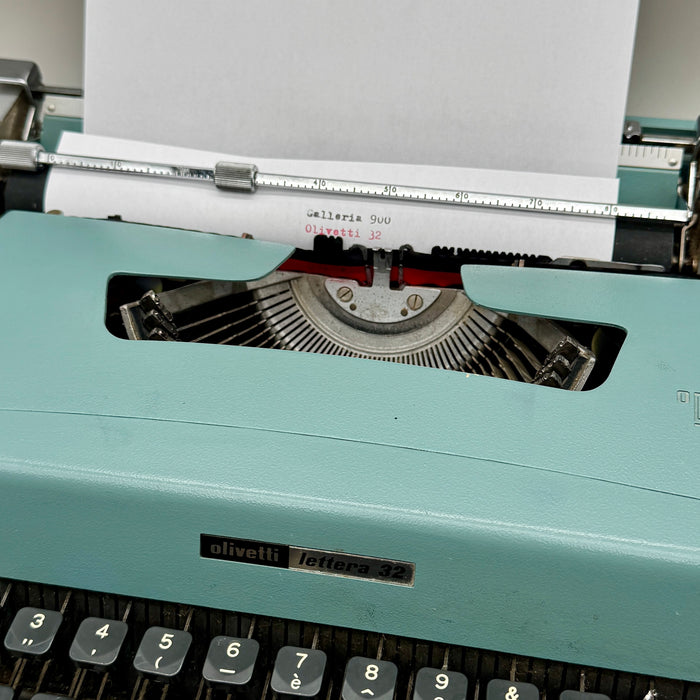 Olivetti Lettera 32 verde acqua macchina scrivere con custodia 1960 ca