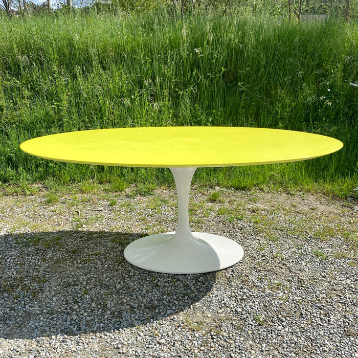 Tavolo tipo Tulip Saarinen non originale base bianca piano giallo 2010 ca
