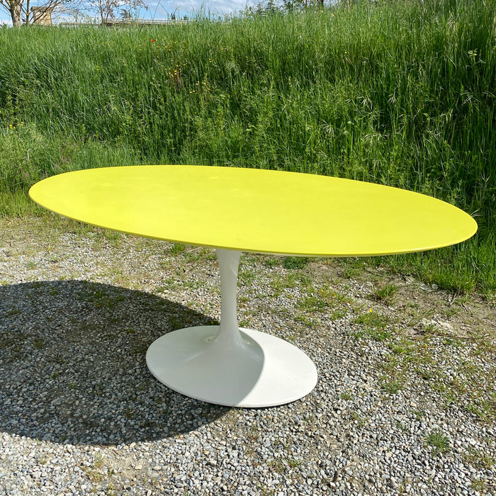 Tavolo tipo Tulip Saarinen non originale base bianca piano giallo 2010 ca