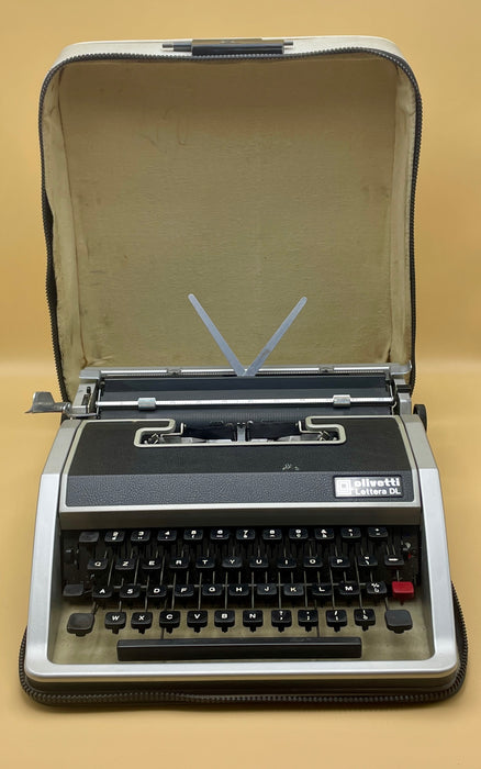 Macchina scrivere Olivetti Lettera DL con custodia design Sottsass 1970 ca