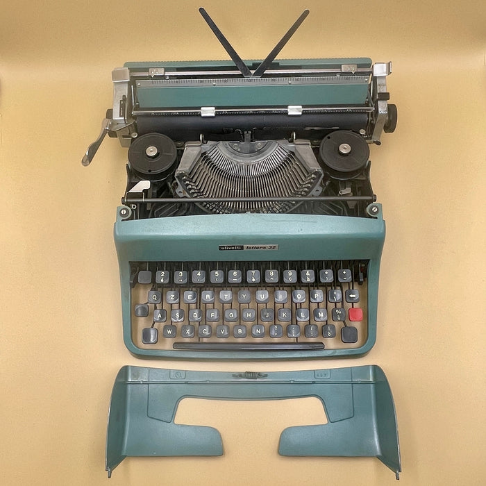 Macchina scrivere Olivetti Lettera 32 verde acqua 1960 ca