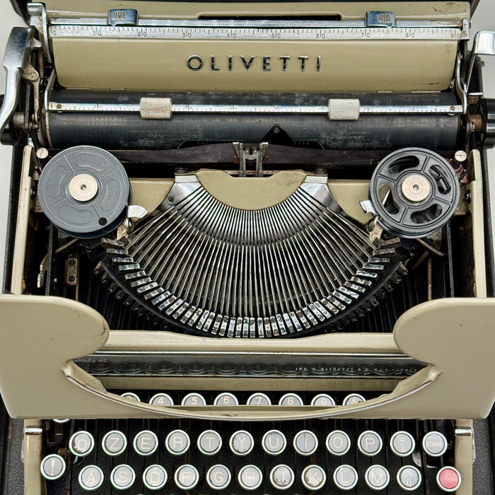 Olivetti Studio 42 macchina scrivere color sabbia con custodia 1930 ca