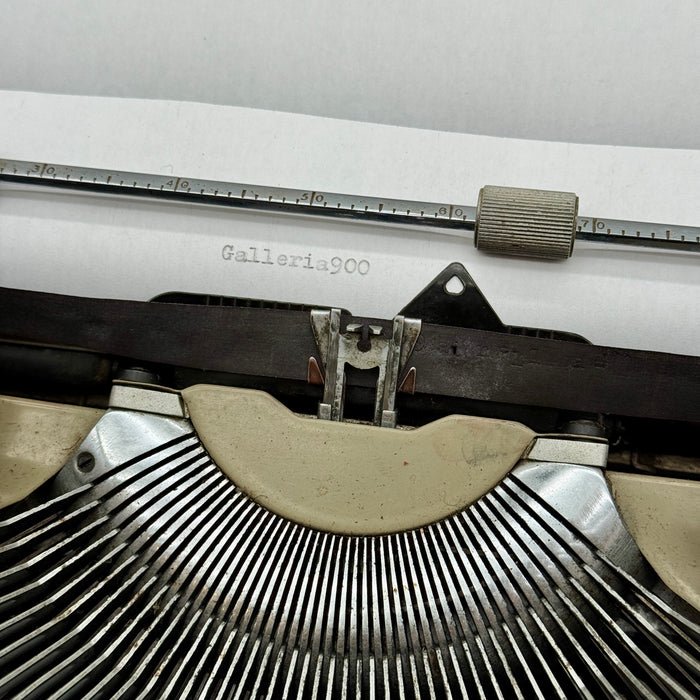 Olivetti Studio 42 macchina scrivere color sabbia con custodia 1930 ca