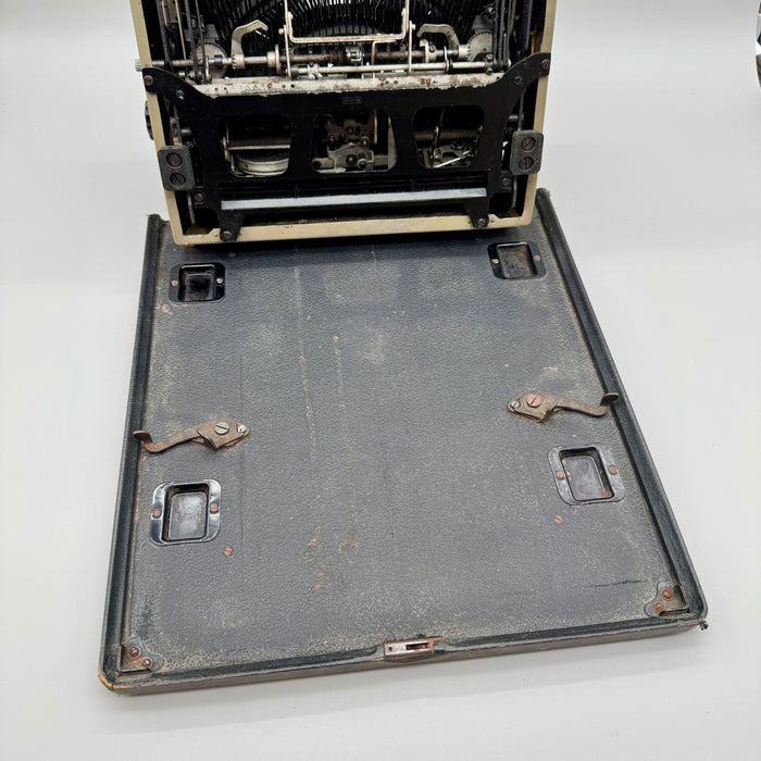 Olivetti Studio 42 macchina scrivere color sabbia con custodia 1930 ca