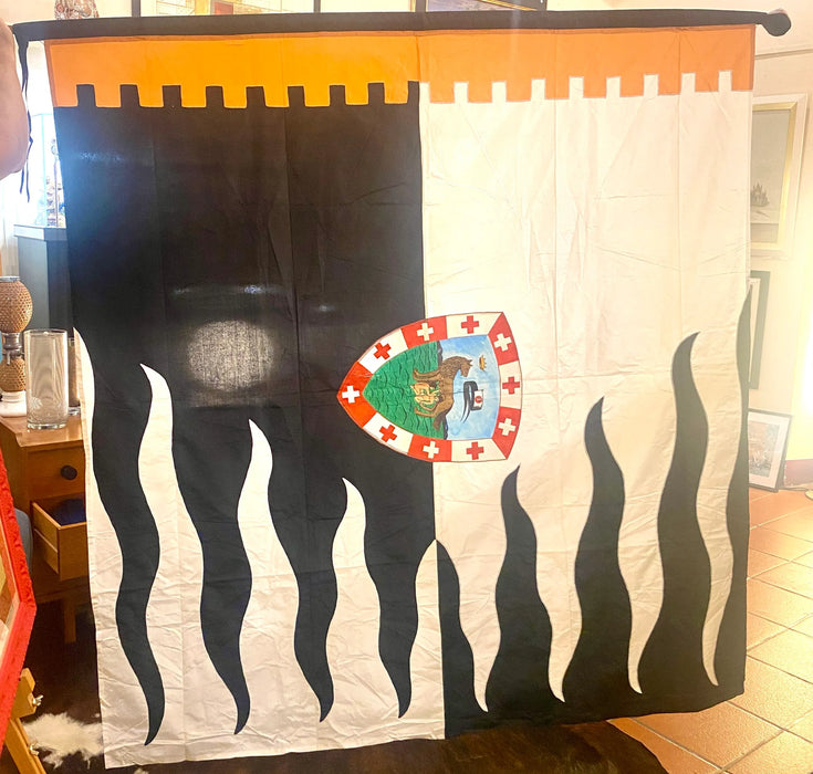 Bandiera in seta Contrada della Lupa stemma dipinto Siena 1960 ca
