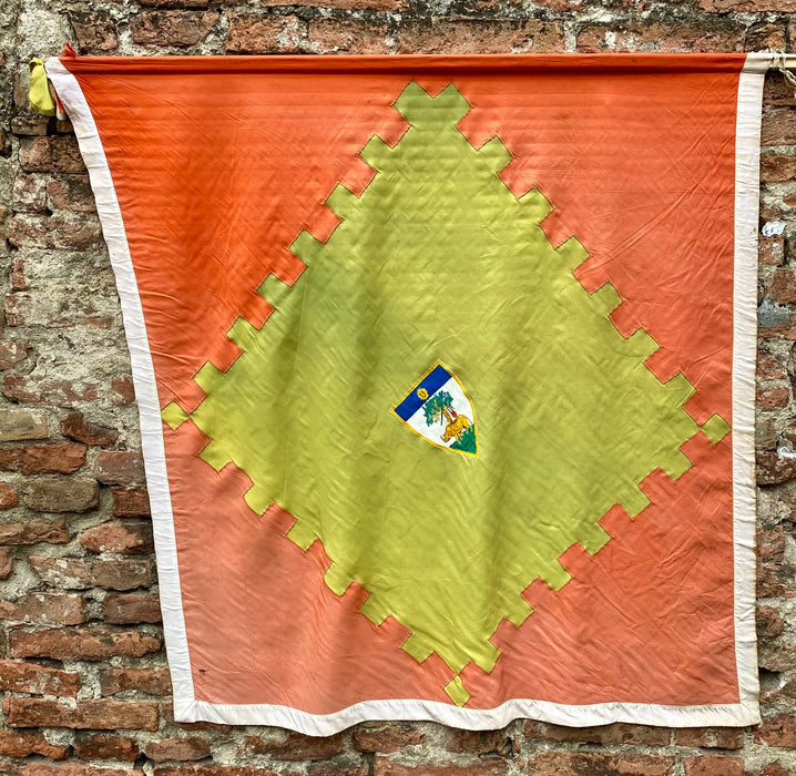 Bandiera in stoffa Contrada della Selva stemma dipinto Siena 1950