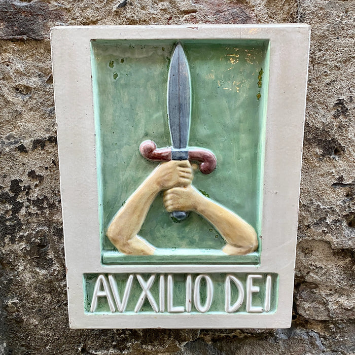 Targa "Auxilio Dei" in ceramica dipinta Gladio 1930 ca